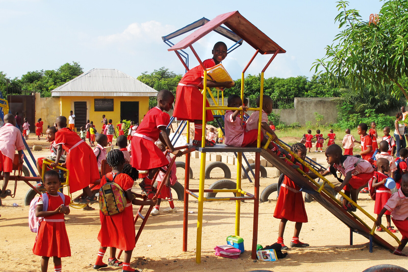 Afrikanische Kinder spielen auf einer Rutschbahn im Kindergarten in Nigeria. Das Projekt nennt sich For Smiling Children. Dieses wird unterstützt vom Grand Resort Bad Ragaz. Einem Sternehotel in der Schweiz.