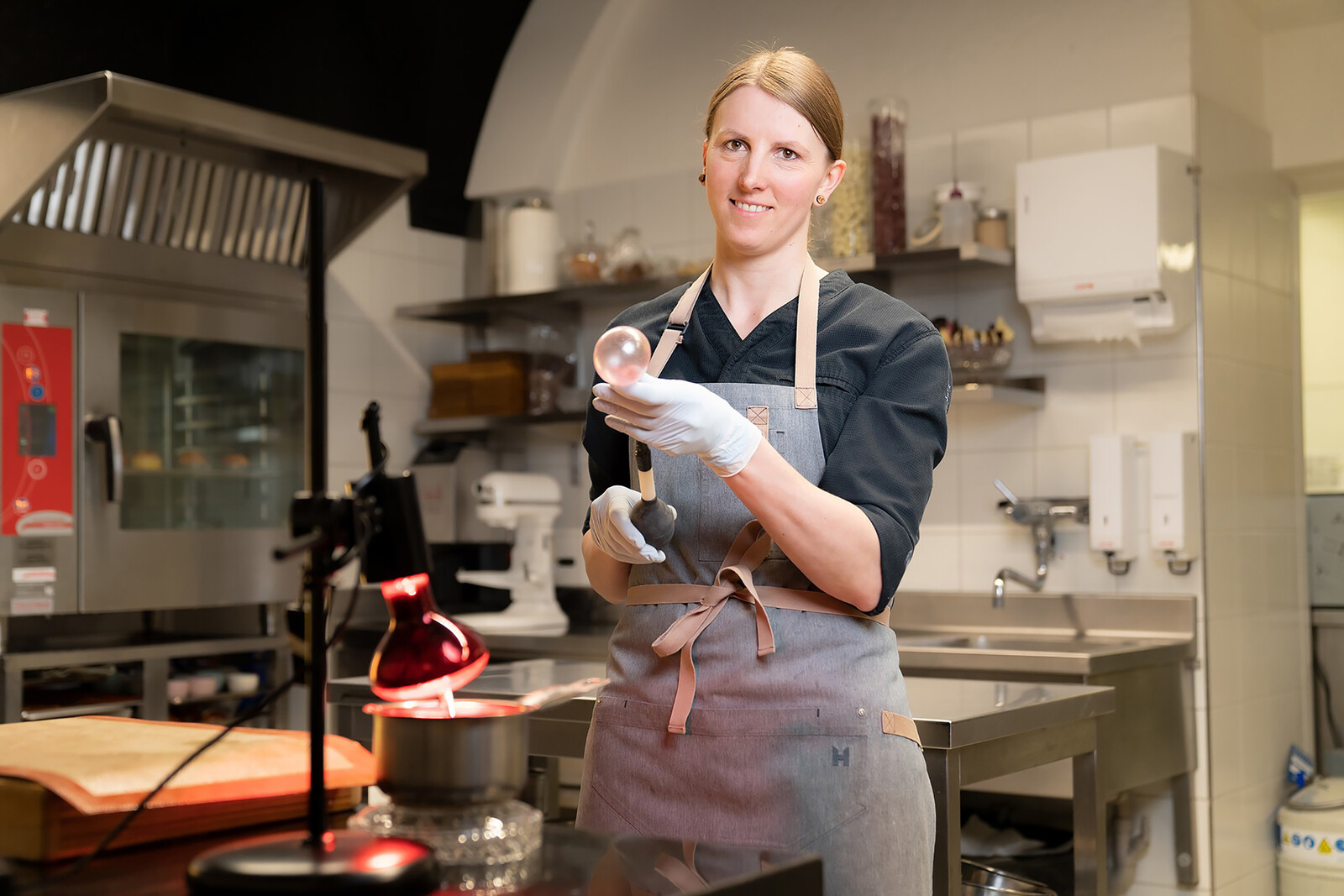 Lisa Oestreich kocht in der Küche des Igniv, einem Restaurant des Hotel Grand Resort Bad Ragaz, einem Sternehotel in der Schweiz.