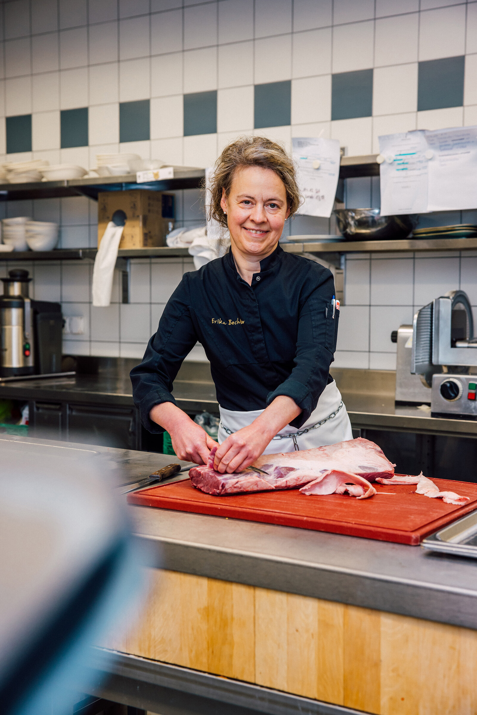 Erika Bechter schneidet ein Stück Fleisch in der Küche des Hotel Hof. Das Hotel gehört zum Hotel Grand Resort Bad Ragaz, einem Sternehotel in der Schweiz.