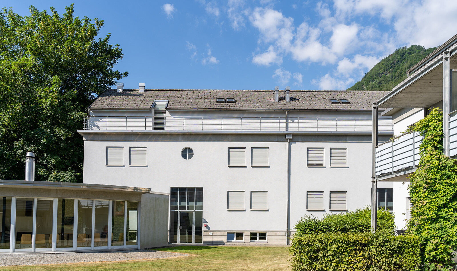 You can see the garden of the staff house at the Grand Resort Bad Ragaz. It is located on Taminastrasse, next to Tamina in Bad Ragaz. The pavilion and a section of the staff house can be seen.