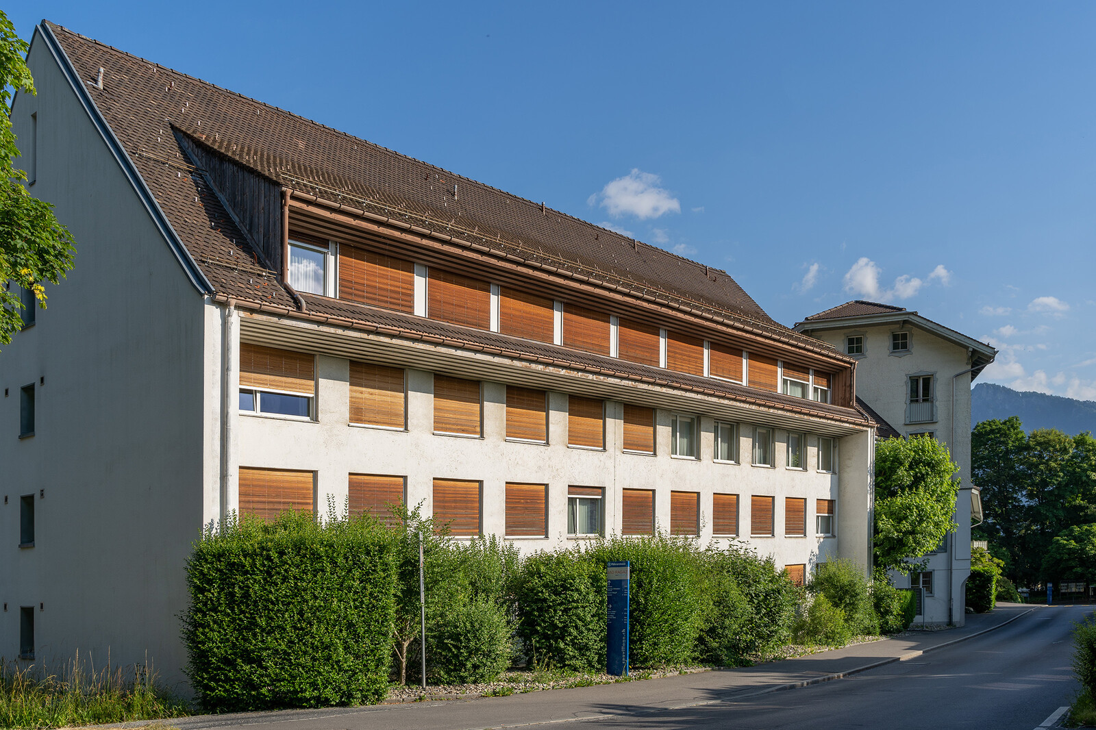 This picture shows the Mühlebad staff house in Bad Ragaz. The sun shines on the staff house, which is attached to the commercial directorate in Bad Ragaz. The whole thing is part of the star resort, the Grand Resort Bad Ragaz.