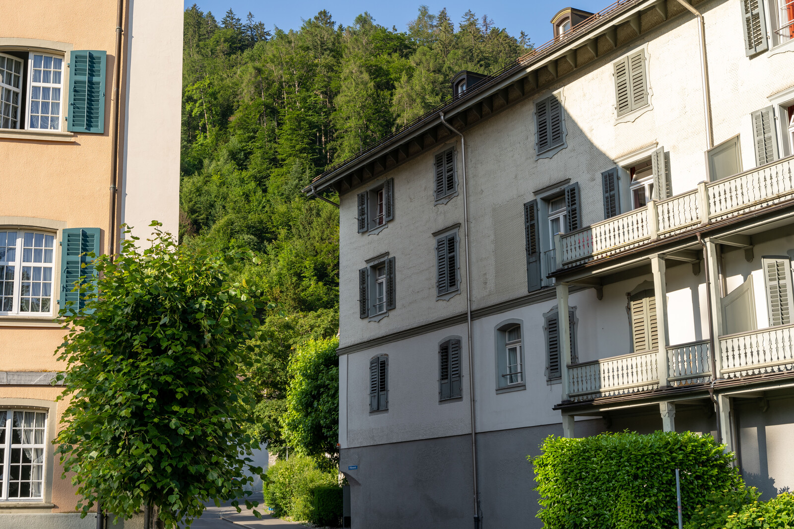 In this picture you can see the Mühlebad staff house from the front. The staff house is in Bad Ragaz right next to the associated hotel, the Grand Resort Bad Ragaz. The corner of the Hotel Palais can be seen.